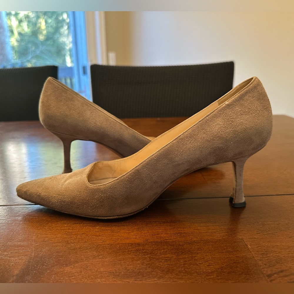 Manolo Blahnik Size 38 1/2 Elegant Suede Taupe Women's Heels.